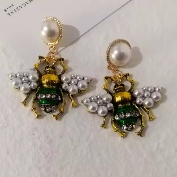 Vintage Honeybee Elegant Gold Green Bee Earrings - Picture 2 of 3